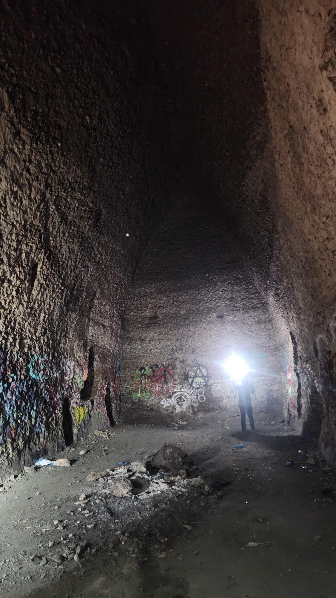 Intérieur de la grotte lors du relevé