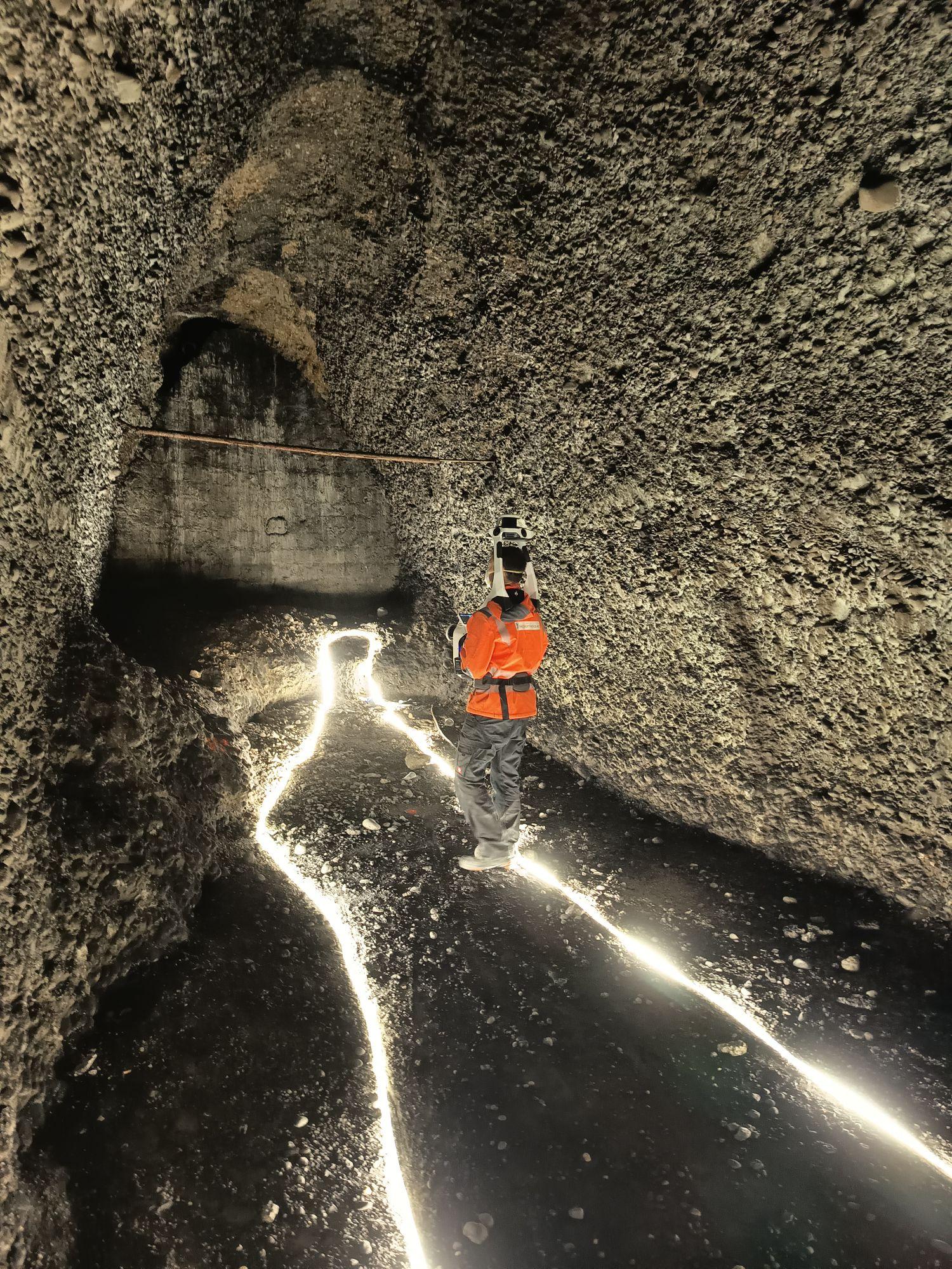 Équipe HKD dans les grottes