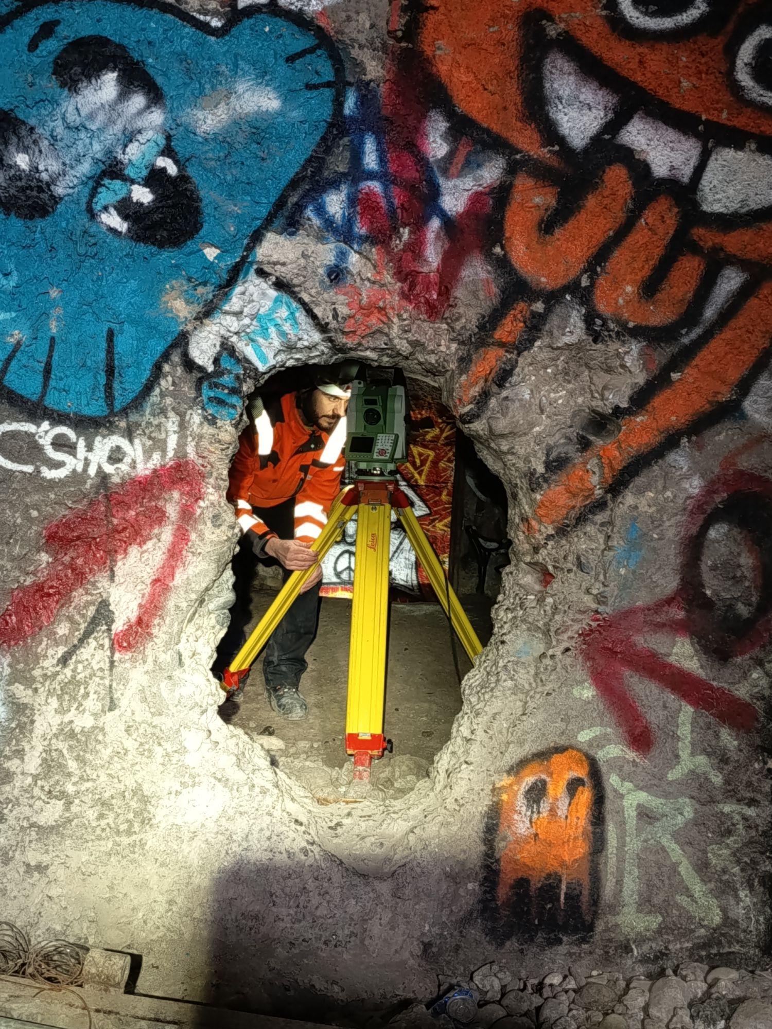 Opérateur HKD avec NavVis VLX dans les grottes